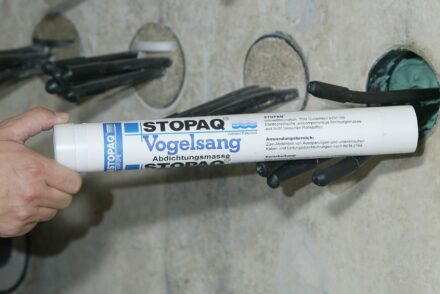 Aquastop 2100 Bllokues uji me veti plastiko-elastike për depërtime në çdo lloj strukture nëntokësore Aquastop 2100 Stopaq Hidroizolues