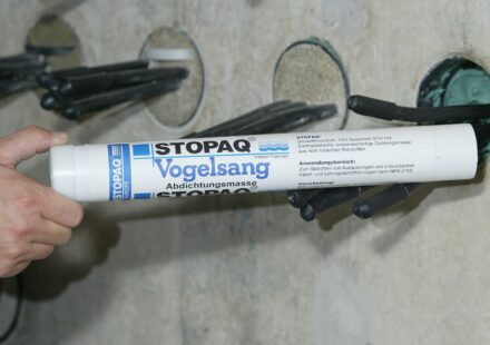 Aquastop 2100 Bllokues uji me veti plastiko-elastike për depërtime në çdo lloj strukture nëntokësore Aquastop 2100 Stopaq Hidroizolues