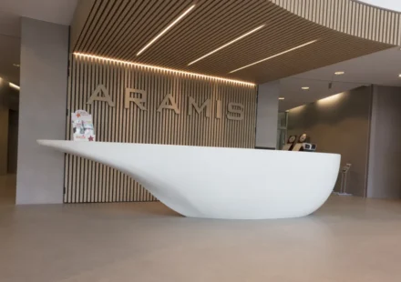 BetonDesign: Dysheme ose mur, me pamje industriale të teknologjisë së lartë Dysheme me dizajn industrial në ngjyra të ndryshme.