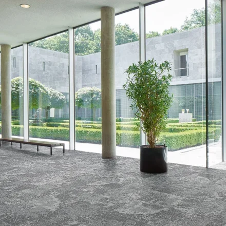 Pllakat e moketit Tessera, të famshme për performancën e tyre të jashtëzakonshme dhe stilin. Dysheme Profesionale Moketi Tessera nga Forbo Flooring Systems.